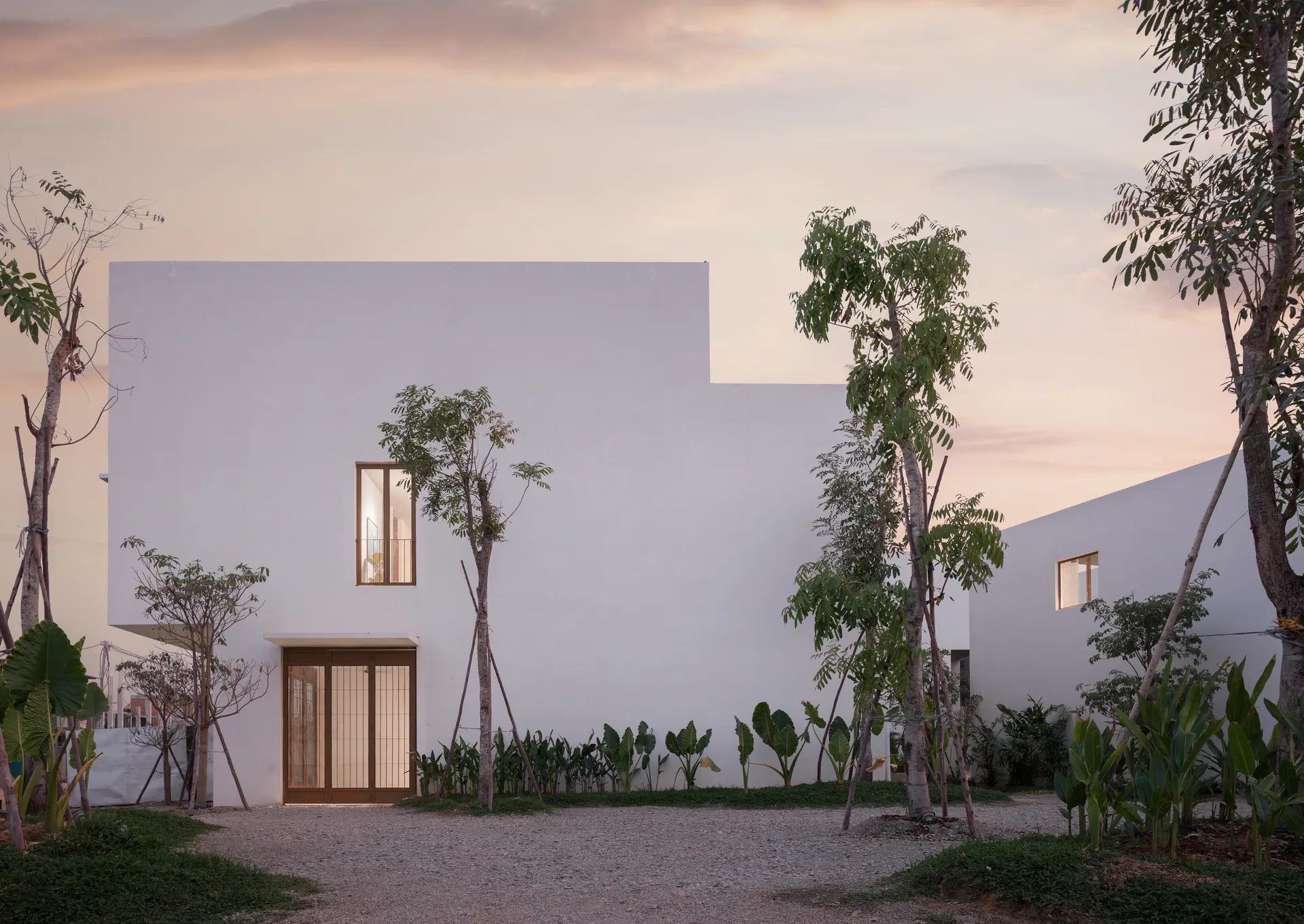 Bakong Village — a villa at sunset, the approach to the home (photo)