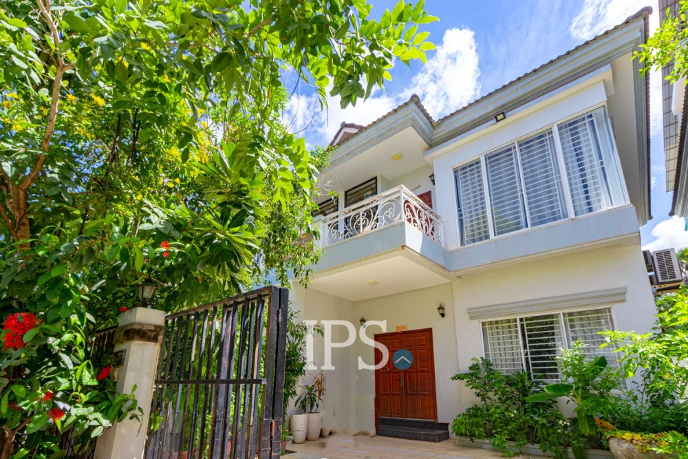 Completed homes and villas at Borey Angkor Palace in Svay Dangkum, Siem Reap