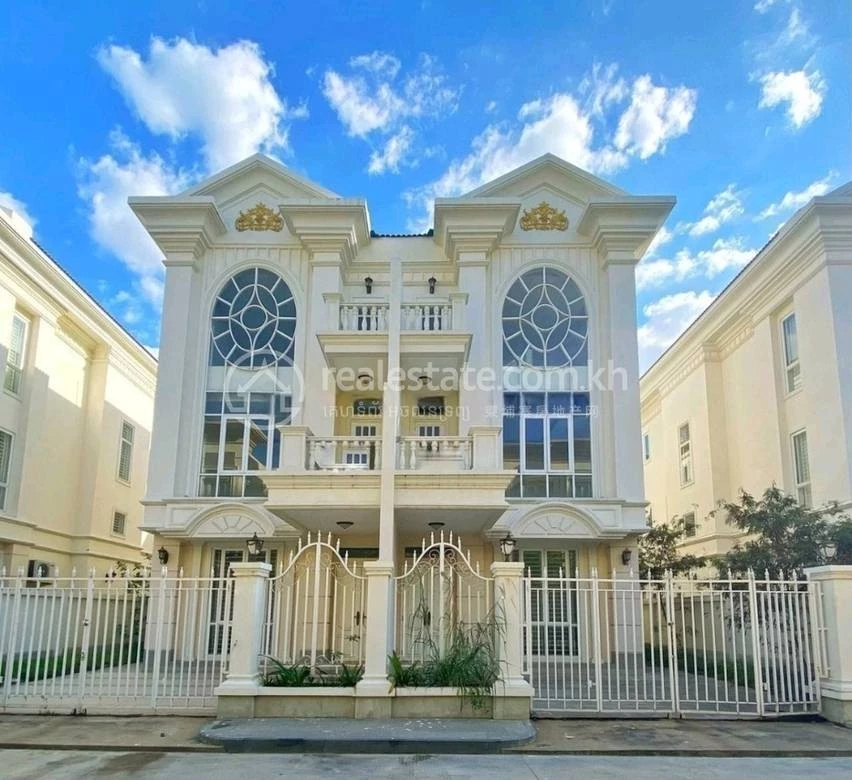Completed villas and houses at Borey The Mekong Royal on National Road 6A in Preaek Lieb, Phnom Penh